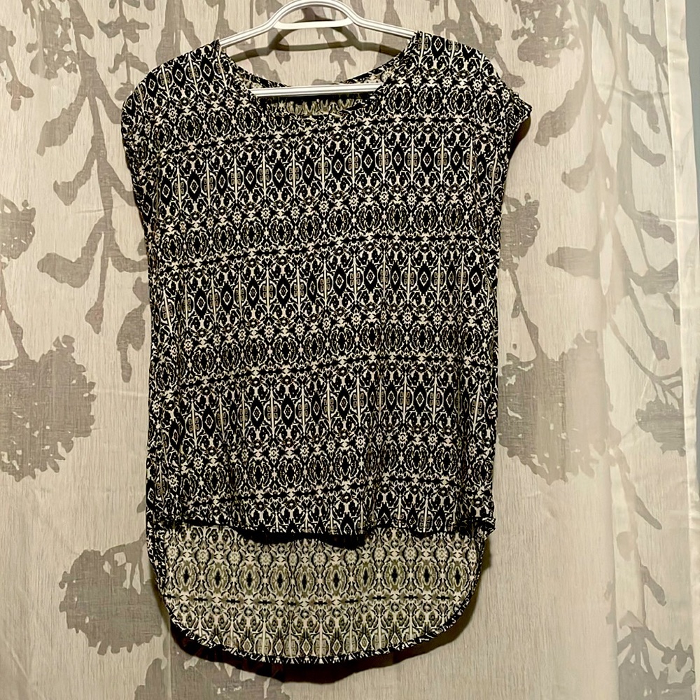 M&E light top in white green and black with cap sleeve 100% rayon size medium